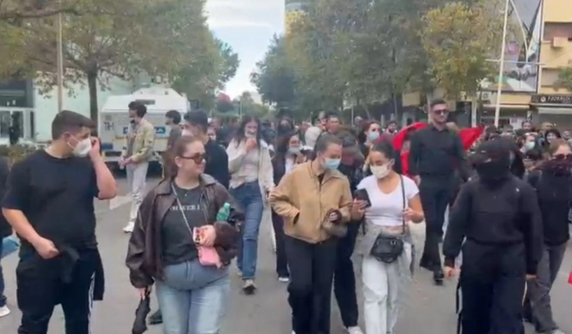 Pas Kuvendit, protestuesit mblidhen para Kryeministrisë. Çfarë ndodhi me stolat e “dialogut” të Ramës