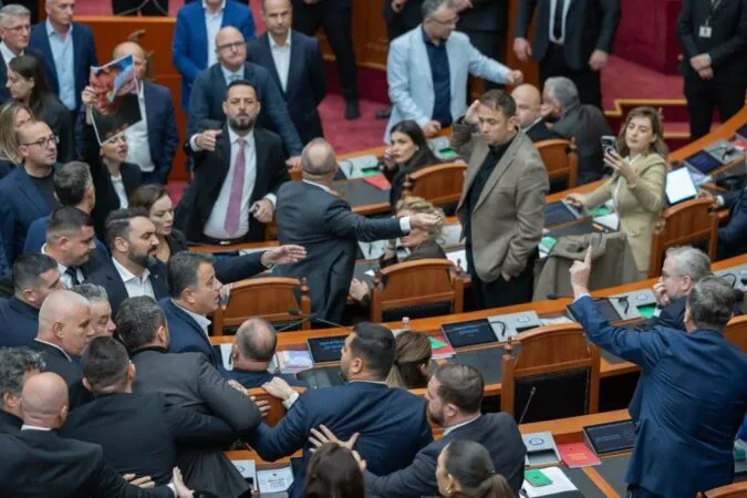 Sherri në Kuvend, kërkohet përjashtimi i 20 deputetëve të opozitës