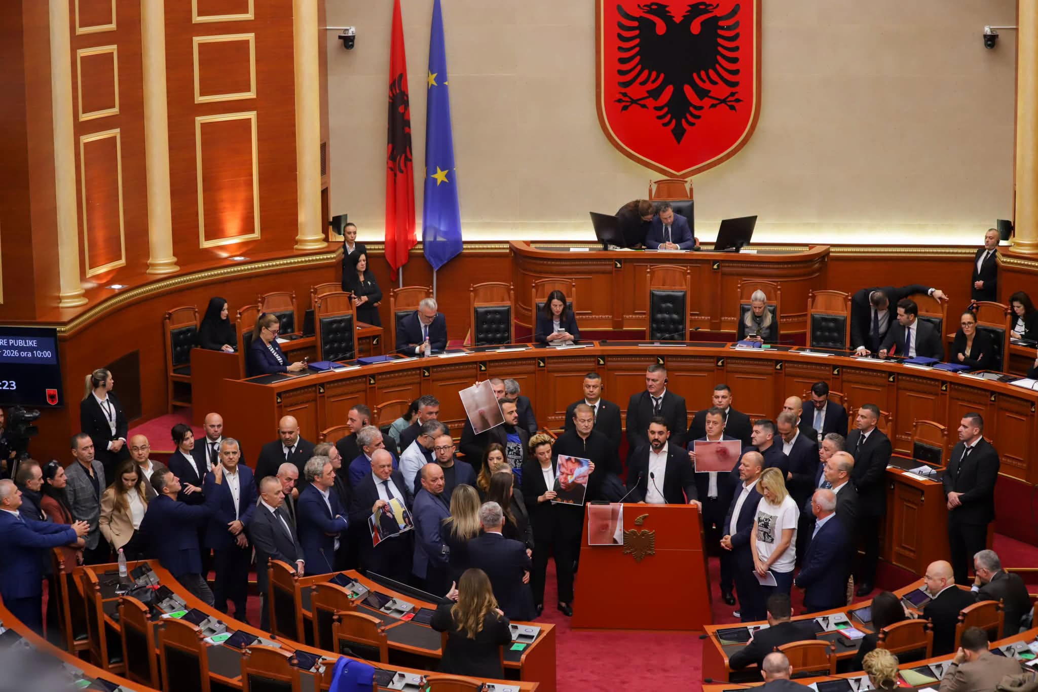 PS përjashton 20 deputetë demokratë nga Kuvendit, Bardhi: Agresion politik dhe përpjekje për të mbytur zërin e opozitës