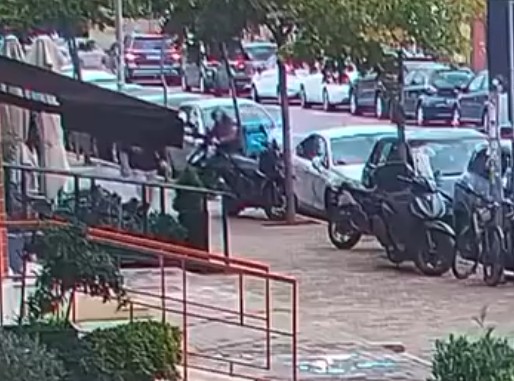 Motoristi i Wolt merr portofolin e gjetur në tokë
