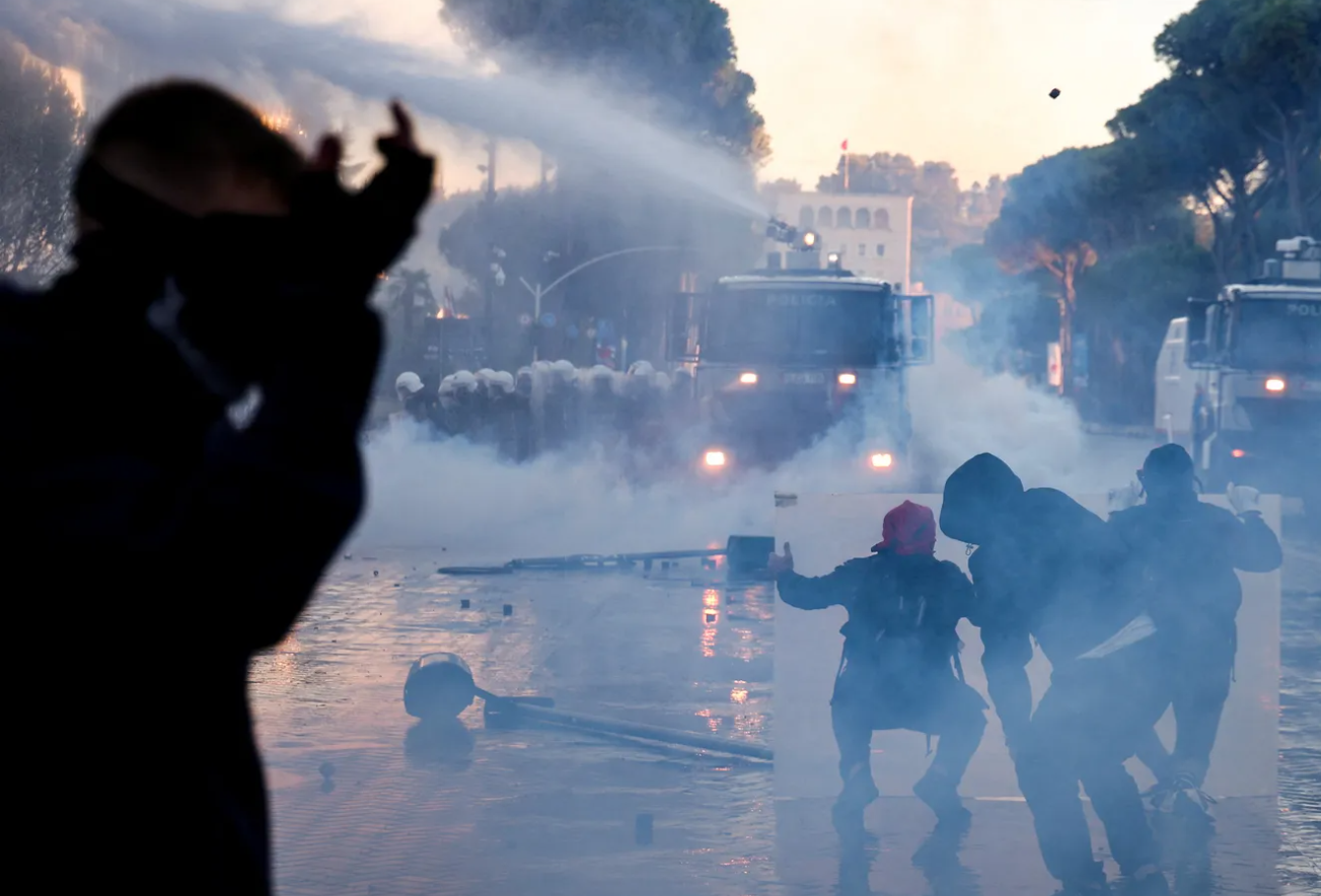 Gjykata liron nga burgu 22 protestues në Tiranë, 17 prej tyre arrestime të paligjshme