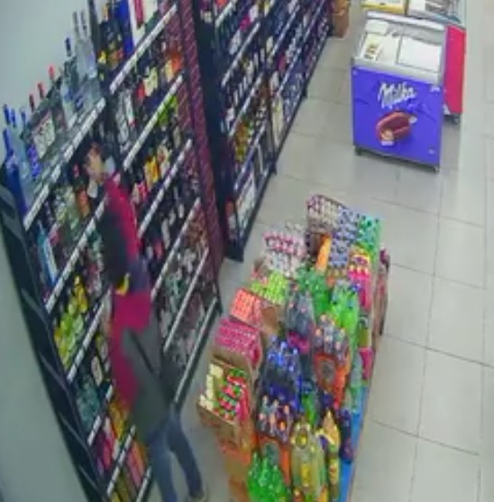 Burri vjedh shishen e “Hendrick’s ” dhe largohet, pronari: Eja paguaje ose do të denoncoj