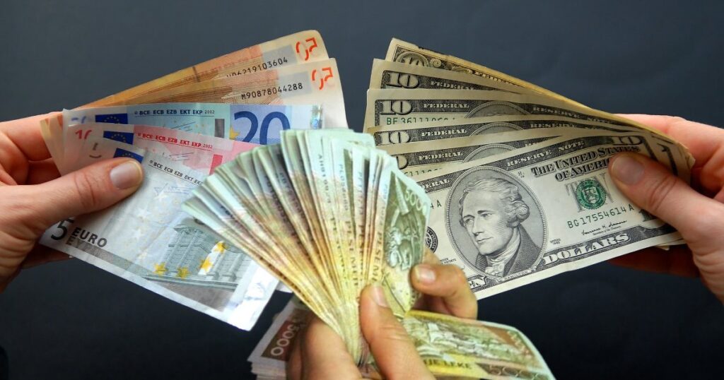 Monedha euro kap një tjetër minimum historik