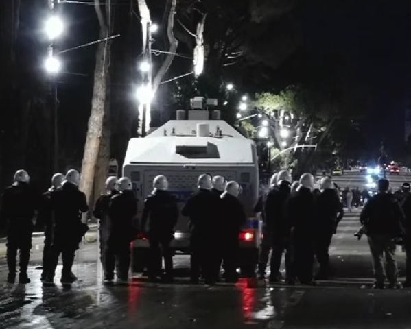Policia hedh ujë me presion në drejtim të protestuesve