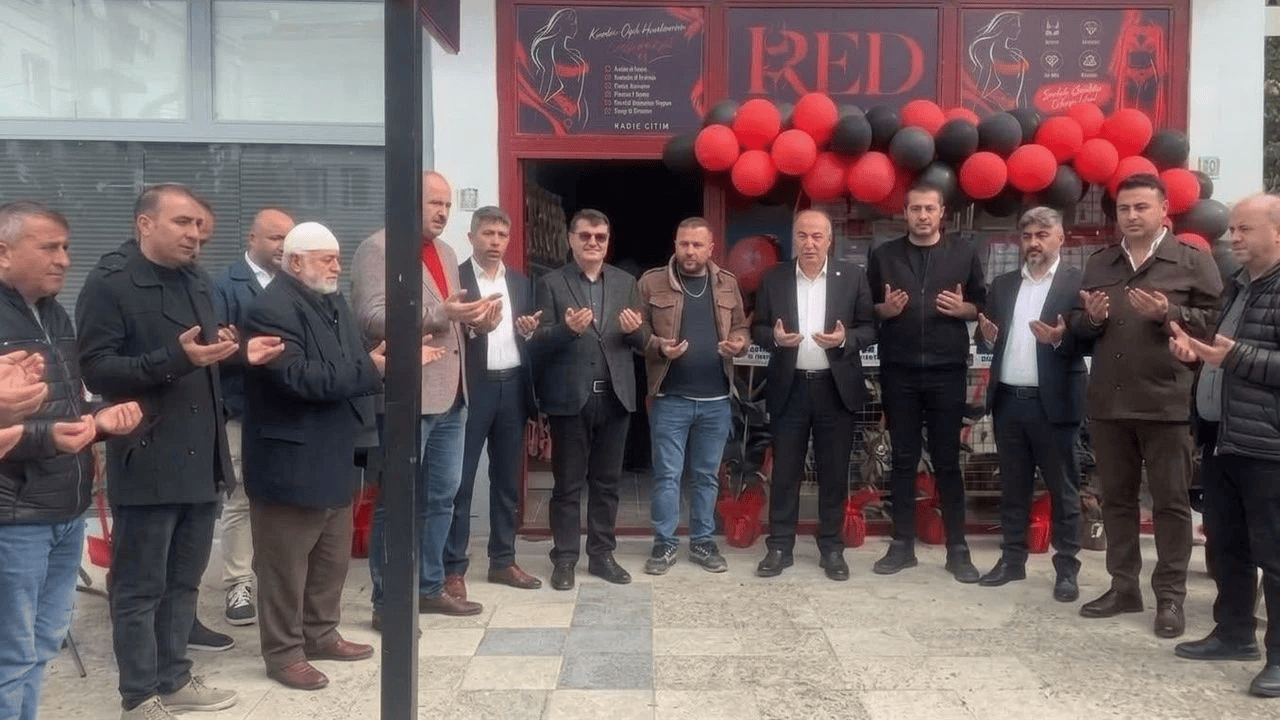 Ndodh në Turqi: Dyqani me të brendshme erotike inaugurohet me lutje fetare