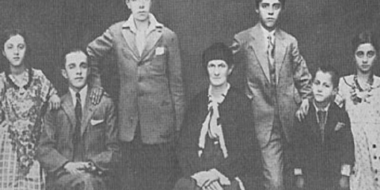 Enver Hoxha Me Familjen 750x375