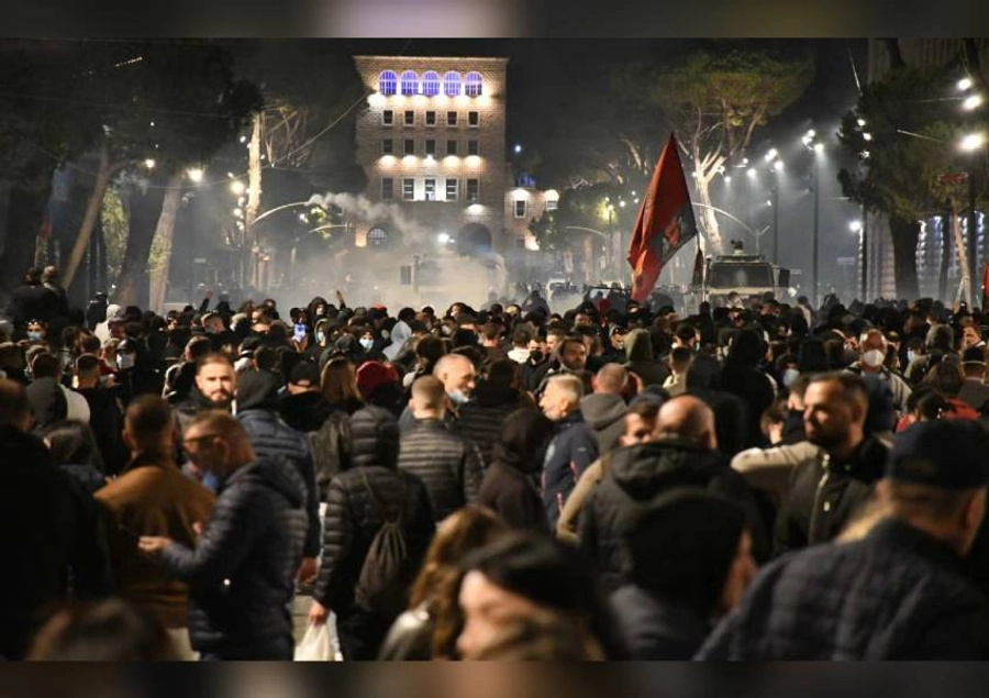 Revolta e të rinjve kundër Edi Ramës/ Pedagogët dhemjekët protestojnë në orën 10:00