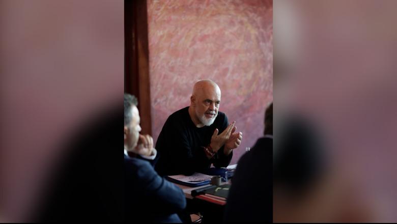 Një ditë pasi kërkoi rinovimin e institucioneve, Rama mbledh sot ministrat dhe drejtuesit politikë të PS në Vilën e Kuqe