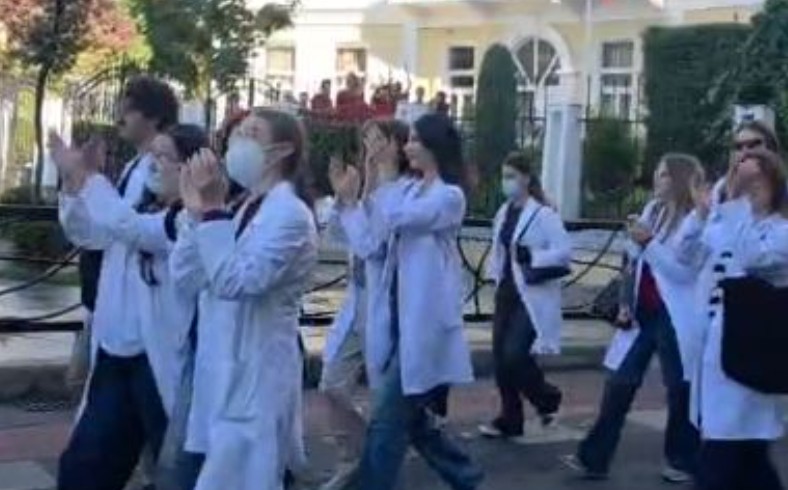 Studentët e Mjekësisë me bluza të bardha e maska marshojnë drejt Kryeministrisë