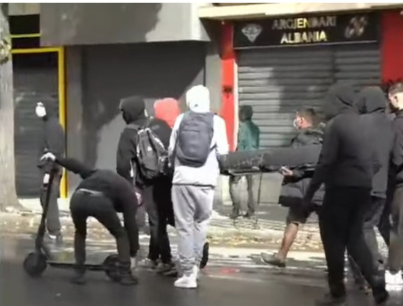Gjykata e Tiranës cakton “detyrim paraqitje” për 10 protestues, mes tyre një i mitur