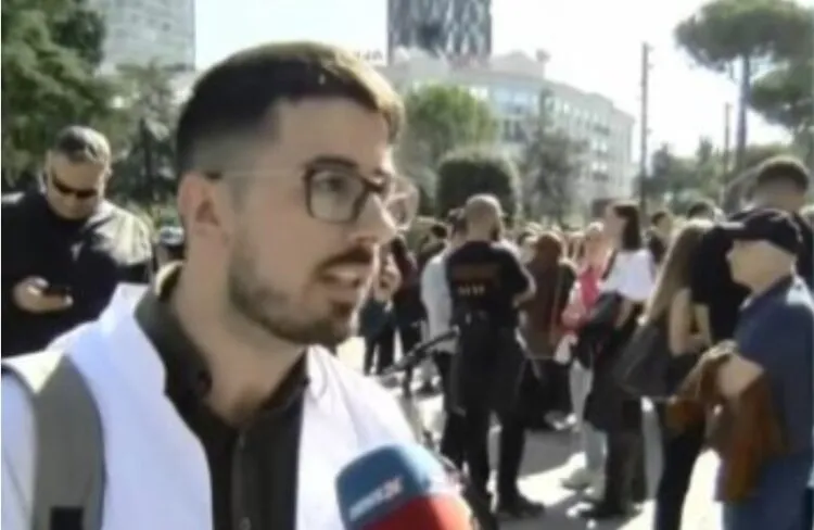Mes lotëve, studenti i sapo diplomuar ngre alarmin për Onkologjikun: Humba nënën nga kanceri