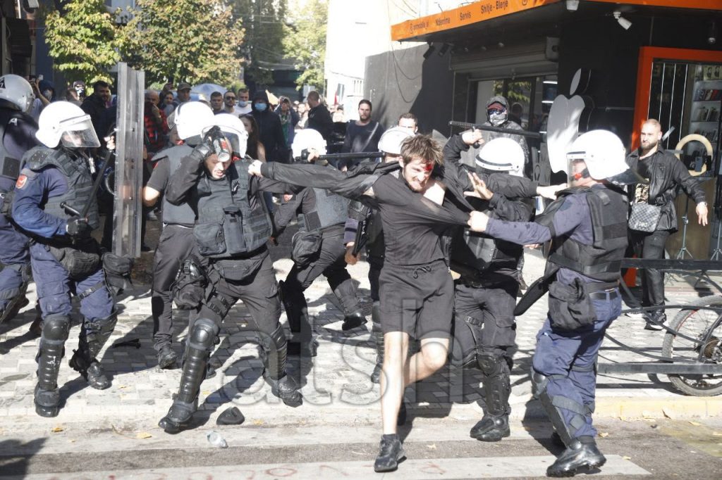 Protestat në Tiranë: 320 të lënduar, 646 të shoqëruar, mes tyre mbi 200 të mitur