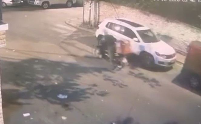 Burri me kapuç vjedh i vjedh motorin qytetari: Ktheje mbrapsht!