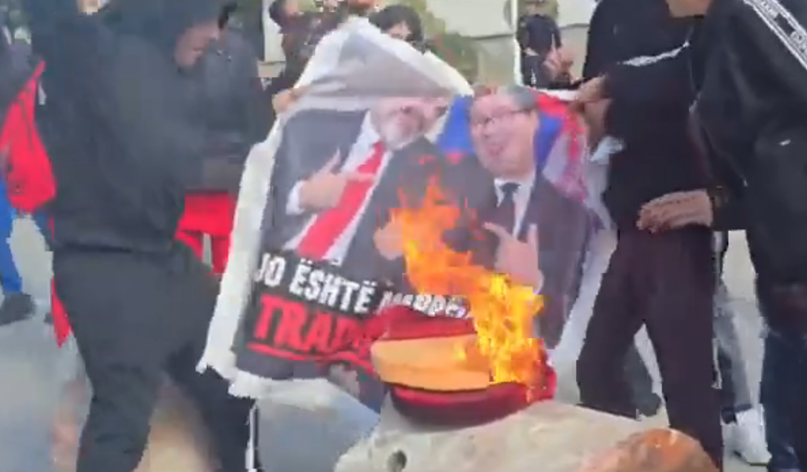 Studentët i vënë zjarrin pankartës së Ramës dhe Vuçiç