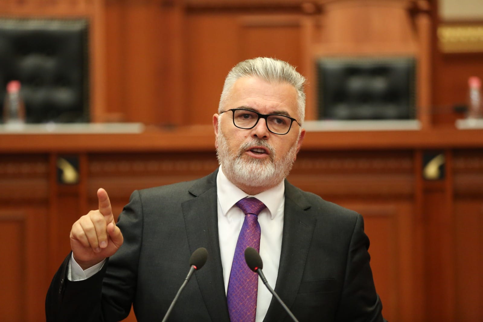 Ministri Gogu: Institucionet nuk goditen, sfidohen me argumente dhe dialog