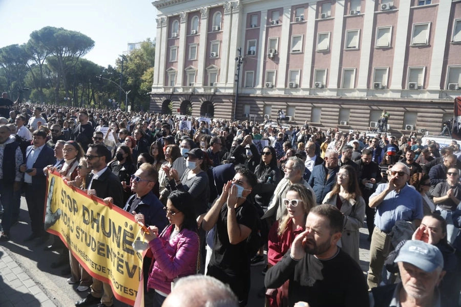 Sindikata e Bashkuar e Arsimit fton të gjithë mësuesit: Nesër ejani në protestë krah studentëve! Së bashku kundër padrejtësive