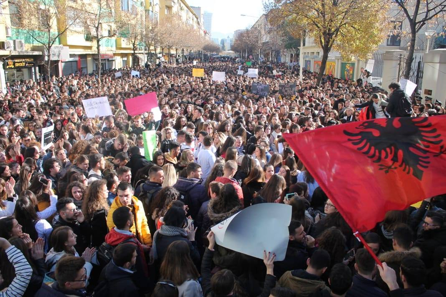 Protesta vijon sot në mbrëmje, nesër është thirrur kombëtare! Pedagogë, mësues e mjekë krah studentëve: Rama jepe dorëheqjen