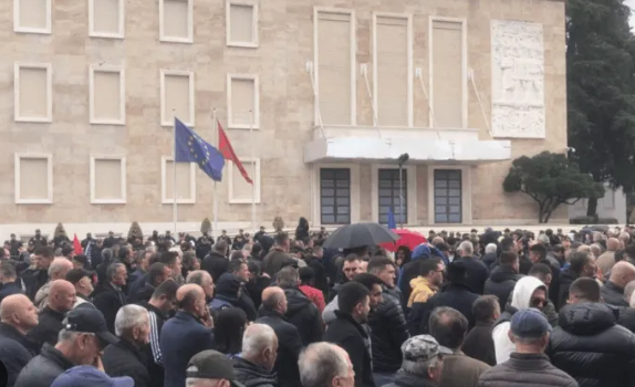 PD sot protestë te kryeministria, ora 12.00. Në ora 14.00 do mblidhen studentët