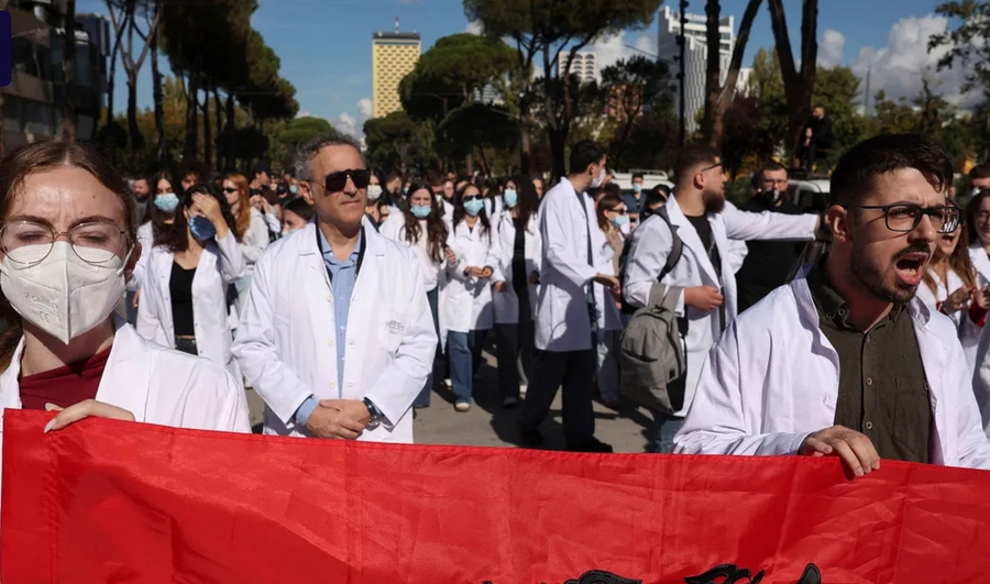 Gazeta e madhe gjermane: Vuçiç dhe Erdogan mbështesin Ramën, mjekët dhe profesorët mbështesin studentët