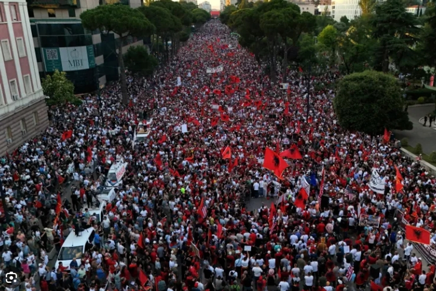 Protesta masive/ Edhe media, artistët, inxhinierët dhe arkitektët në mbështetje të studentëve