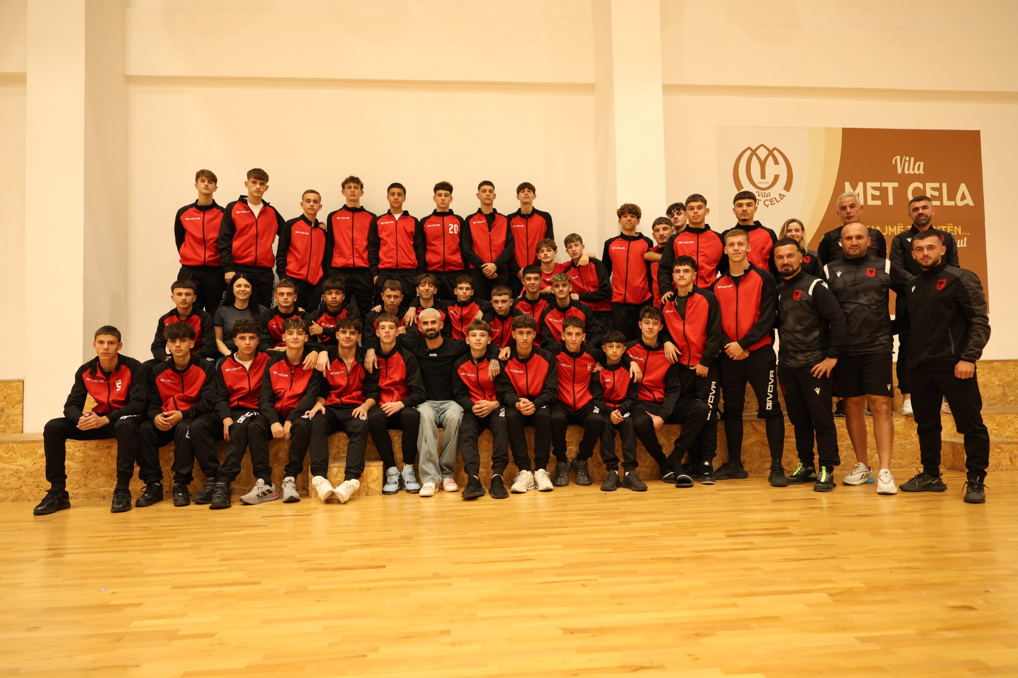 “Talenti është vetëm pikënisja, suksesi kërkon punë”: Elseid Hysaj bisedë të hapur me djemtë e Elite Youth Development Academy