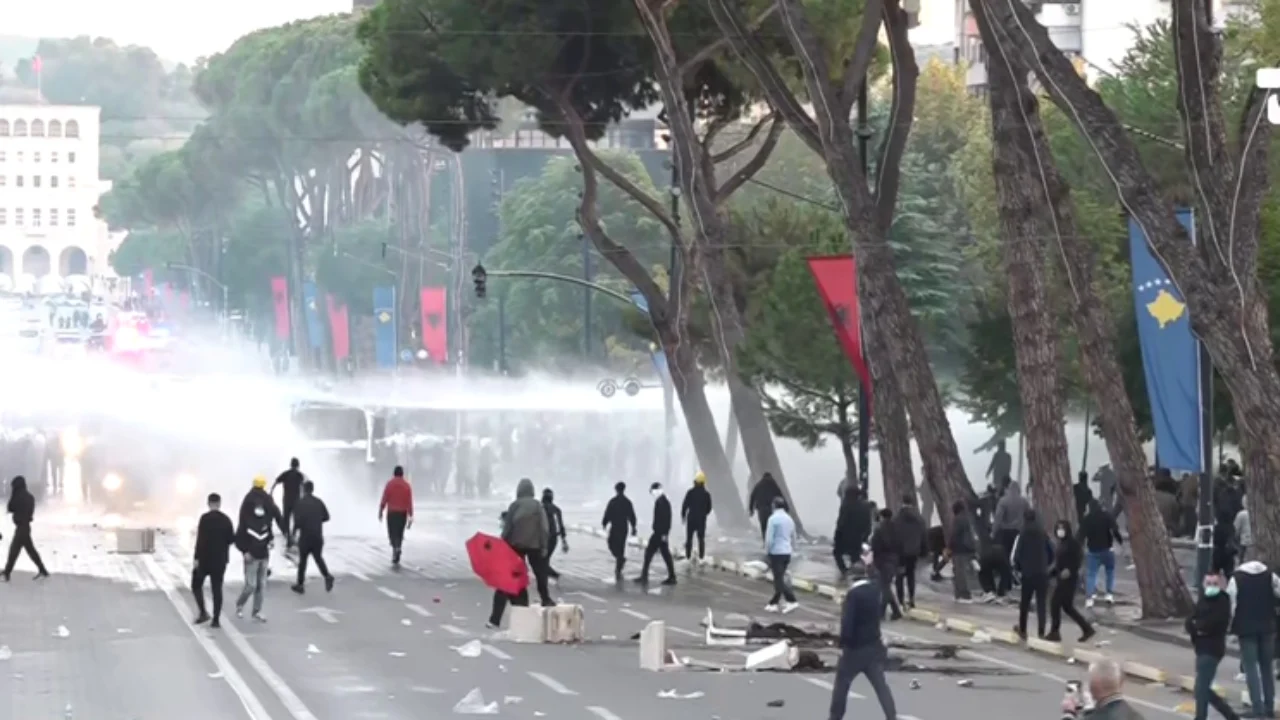 U arrestua gjatë protestave, Gjykata e Tiranës e liron