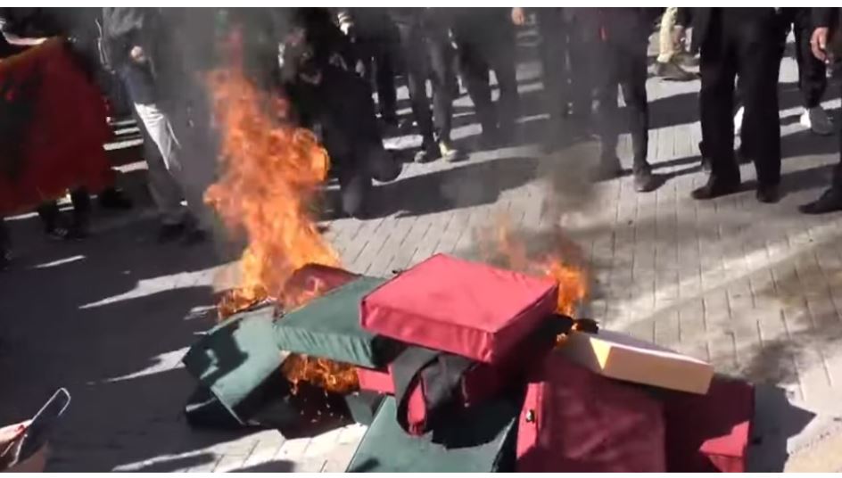Protestuesit e PD-së u vënë flakën stolave të dialogut të Ramës