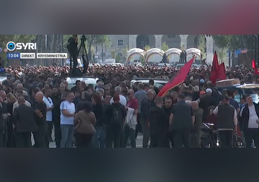 Opozita marshon drejt Ministrisë së Arsimit, në mbështetje të studentëve dhe kërkesave të tyre
