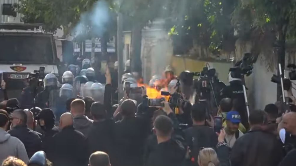 Përplasje e dhunshme te Ministria e Arsimit, policia i ndjek te sheshi “Skënderbej” dhe te Bulevardi kryesor