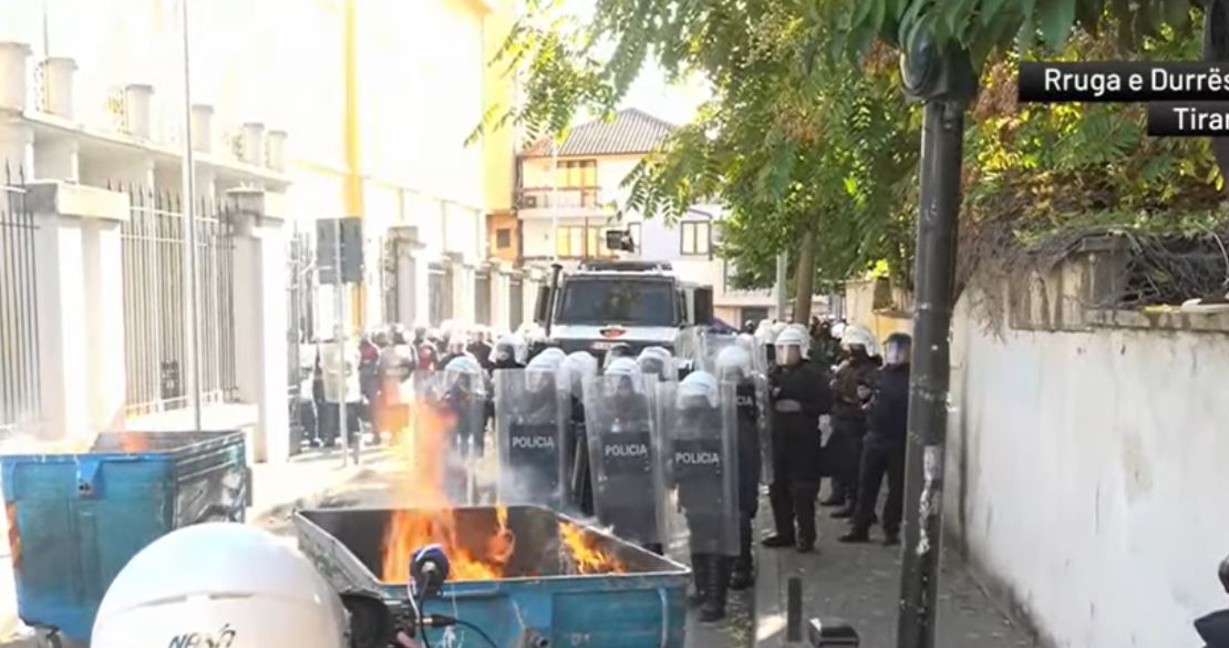 Protestuesit mblidhen te Ministria e Arsimit, thyhen pllakat e trotuarit. Nisin tensionet