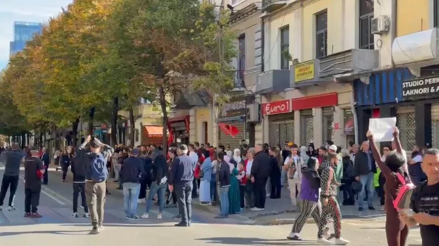 Studentët kundër PD-së te Ministria e Arsimit, thirrje kundër Ramës dhe Berishës