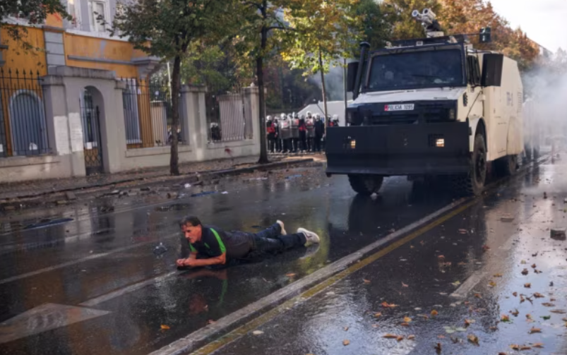 Përplasje nga ministria e Arsimit deri te Bulevardi kryesor, gaz lotësjellës dhe gurë!
