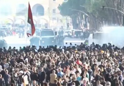 Policia hedh gaz lotsjellës dhe ujë ndaj studentëve para Kryeministrisë, të rinjtë nuk zmbrapsen: Dorëheqje!