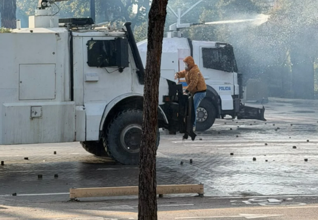 Tensione në protestë, i riu kapet pas autobotit të policisë dhe nuk dorëzohet