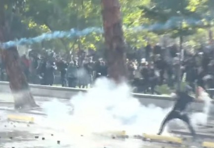 Situatë lufte në bulevard! Policia me gaz lotsjellës, protestuesit përgjigjen me gurë
