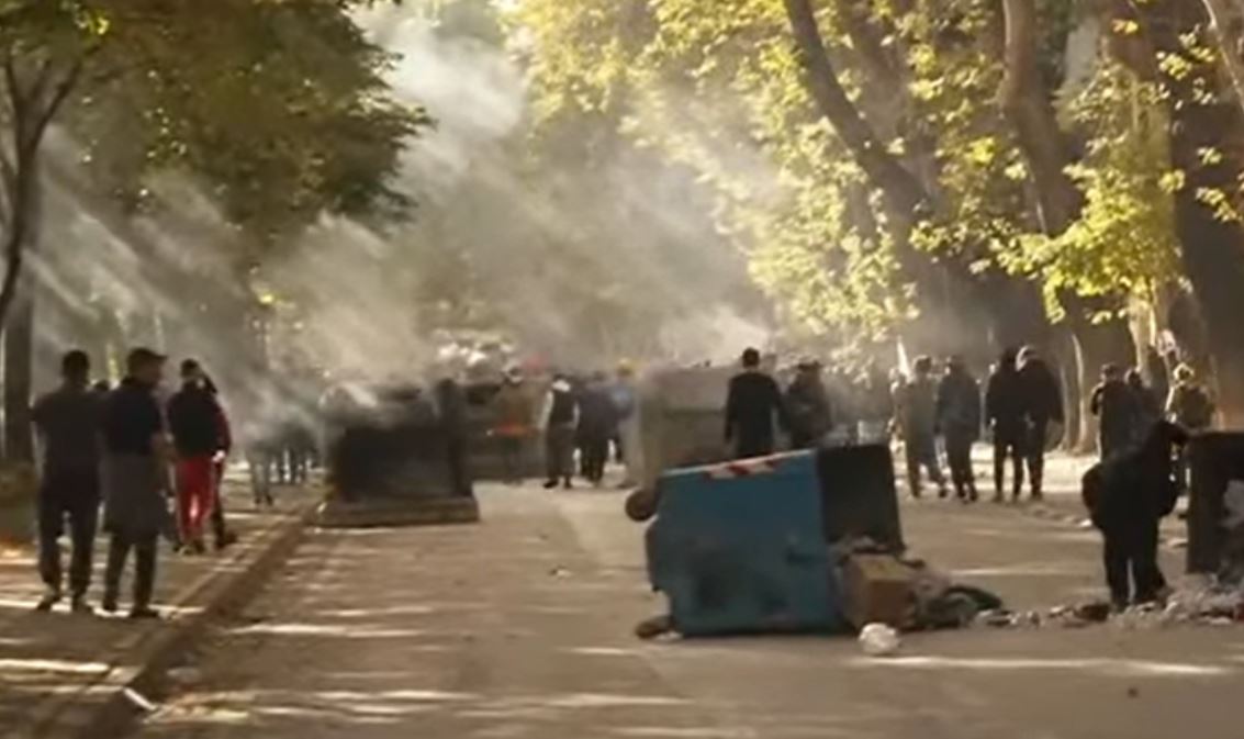 Protestuesit bllokojnë “Myslym Shyrin”, u vënë flakën kazanëve të mbeturinave