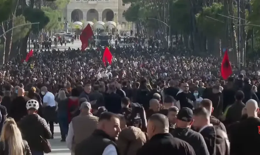 Revoltë, tym dhe gaz lotsjellës, Tirana me kaosit dhe përplasjeve