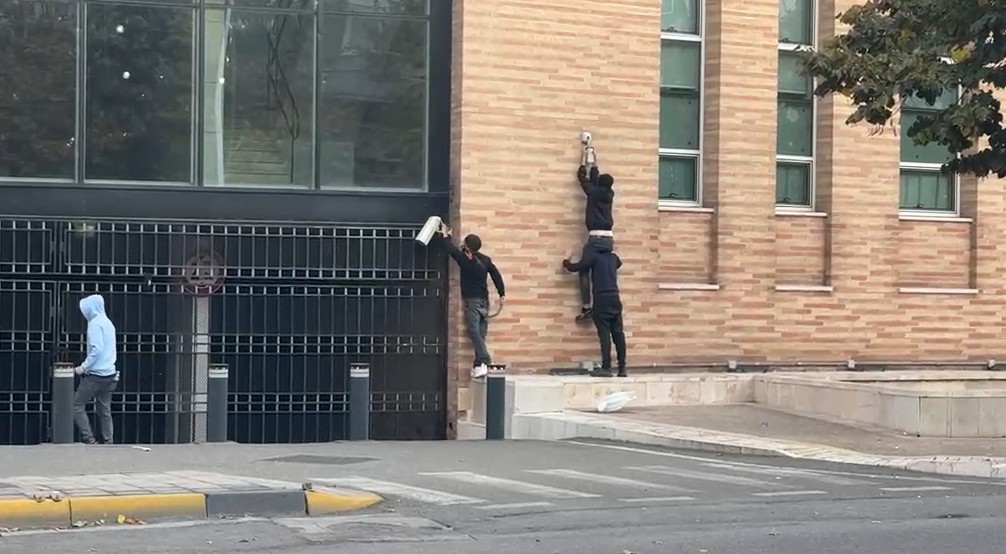 Trazira te Banka e Shqipërisë, protestuesit thyejnë kamerat e sigurisë