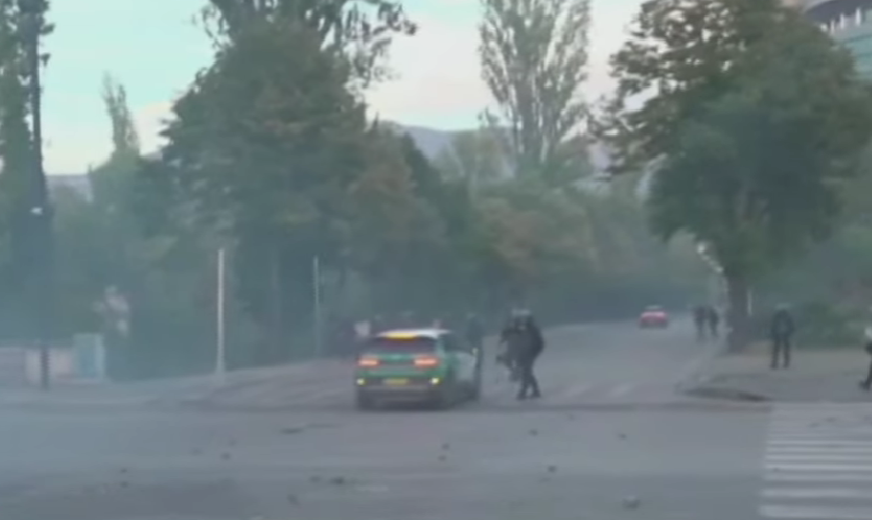 FOTO/ Policia kontrollon taksitë që kalojnë në Bulevard