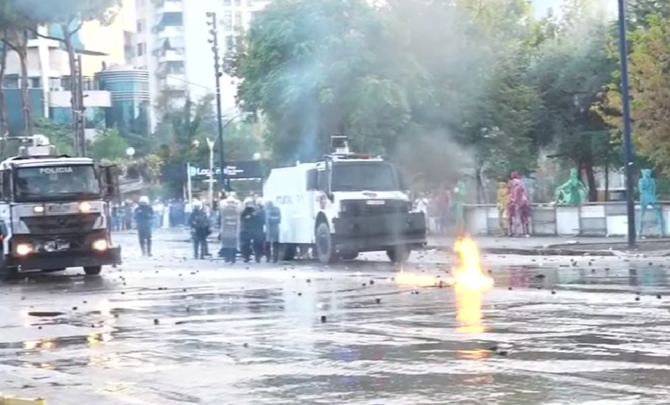 Tirana në kaos, turistët e huaj ndjekin protestën duke ngrënë akullore