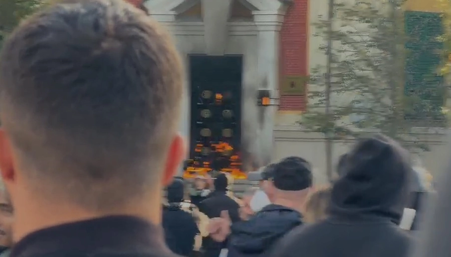 Tensione në protestë/ Digjet dera kryesore e Ministrisë së Bujqësisë