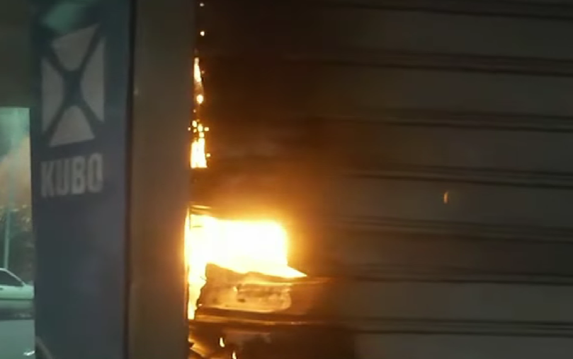 Kaos pranë Parlamentit, një kioskë merr flakë