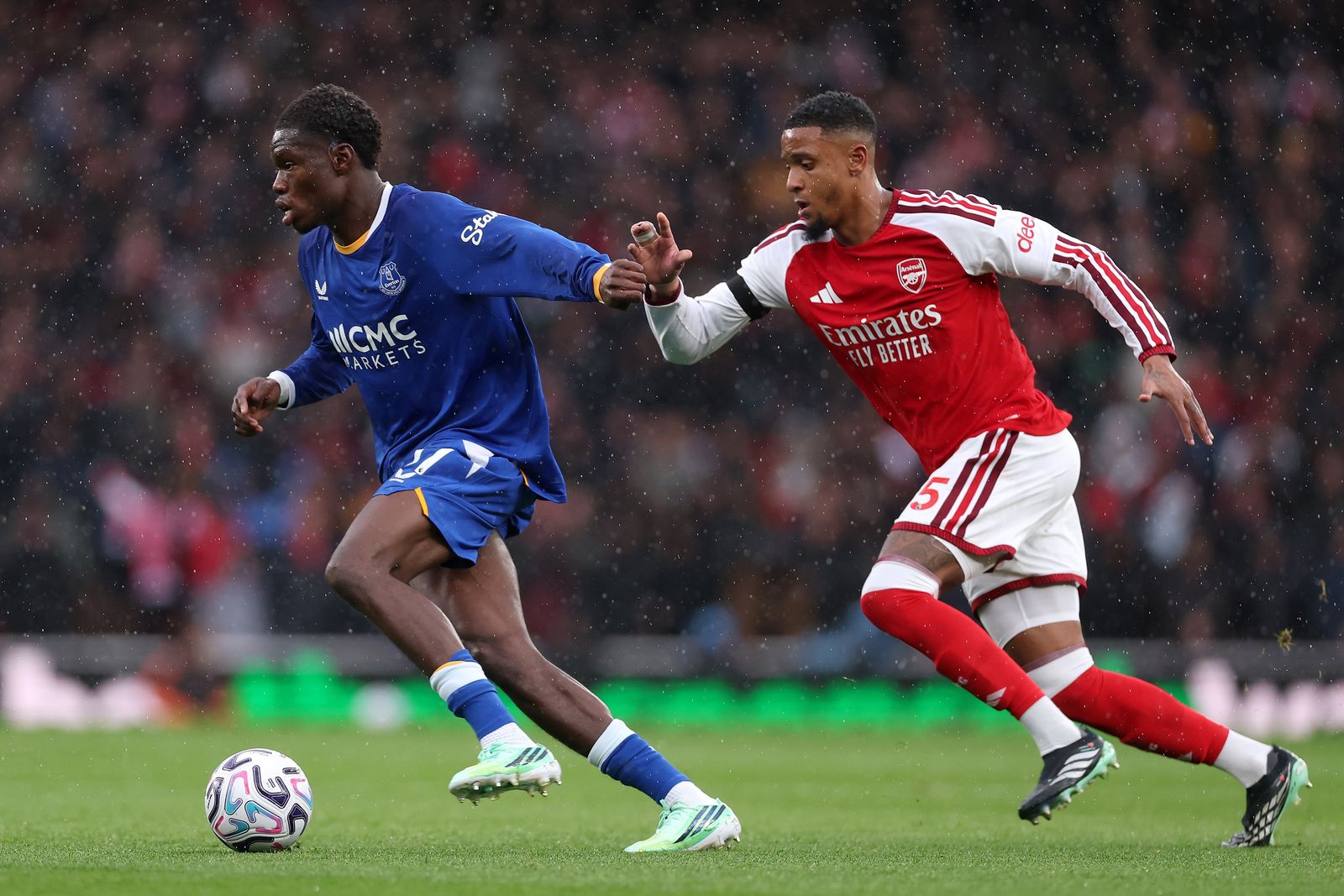 Manchester City bie, përfiton Arsenali