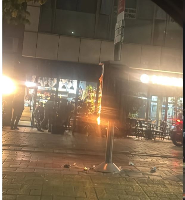 Protestuesit ndahen në disa grupe në Tiranë, u vënë flakën koshave në rrugë