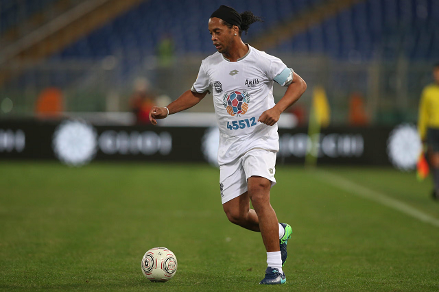 Ronaldinho rikthehet në fushë në Serinë C në Itali