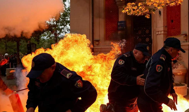 “Qendra tregtare ”Toptani” do djegur”, Taulant Balla nxjerr sms mes protestuesve
