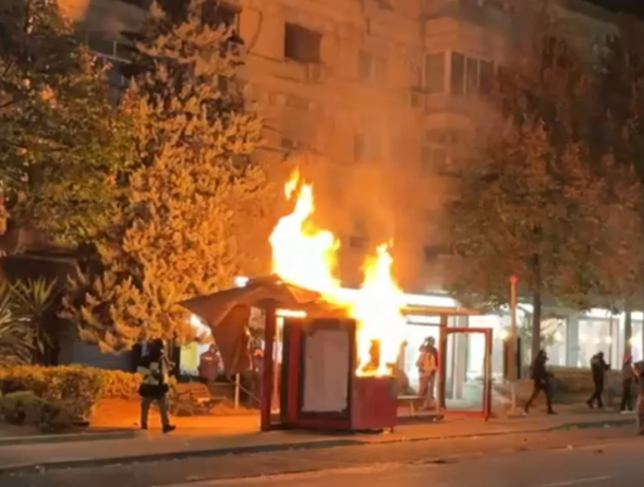 Flakë në një tjetër kioskë, protestuesit djegin edhe kosha mbeturinash