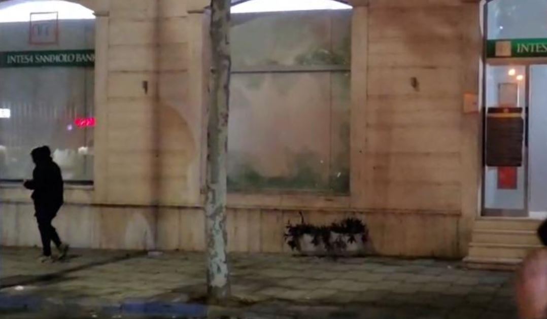 Protestuesit marshojnë drejt rrugës së Kavajës, thyejnë xhamat e një banke