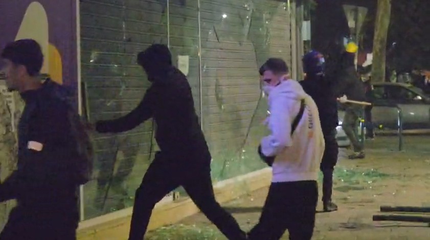 Protestuesit nuk ndalen, thyejnë xhamat e dyqanit të kompanisë celulare