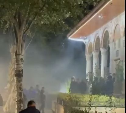 Policia hedh gaz lotsjellës pranë Xhamisë së Et’hem Beut, brenda kishte besimtarë
